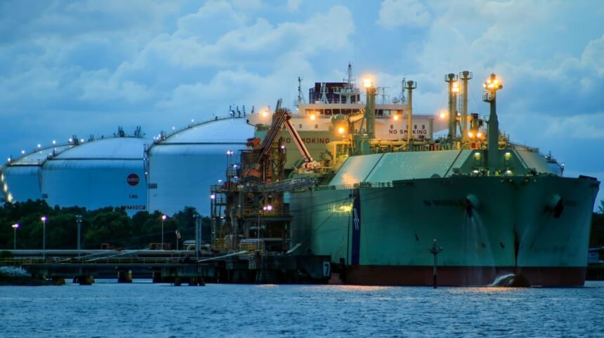Kapal pengangkut LNG bersandar di Terminal Arun, Lhokseumawe — simbol kebangkitan proyek revitalisasi tangki F-6004 yang disiapkan PGN untuk menjadikan Aceh sebagai hub gas regional Asia. (Dok. Perusahaan Gas Negara Tbk (PGN)/HO/MP)