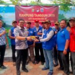 Kasatres Narkoba Polres Metro Jakarta Barat Kompol Vernal Armando S bersama warga RW 07 Kembangan Utara saat pengukuhan Kampung Tangguh Jaya Anti Narkoba, simbol kolaborasi masyarakat dan kepolisian membangun lingkungan bebas narkoba.