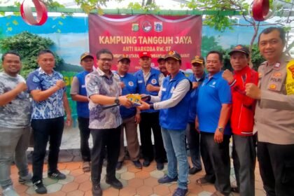 Kasatres Narkoba Polres Metro Jakarta Barat Kompol Vernal Armando S bersama warga RW 07 Kembangan Utara saat pengukuhan Kampung Tangguh Jaya Anti Narkoba, simbol kolaborasi masyarakat dan kepolisian membangun lingkungan bebas narkoba.