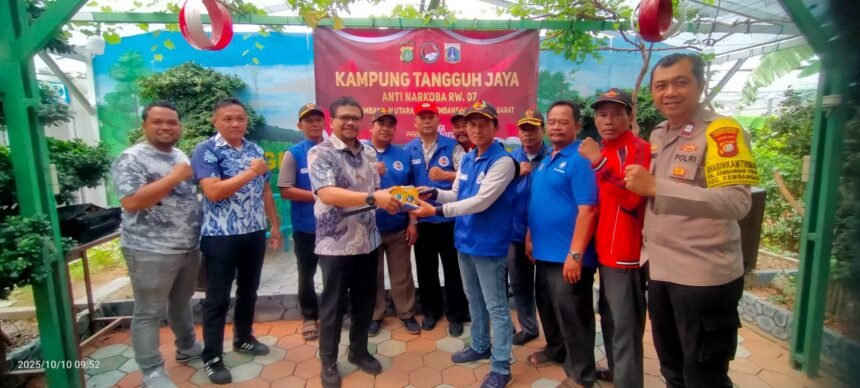Kasatres Narkoba Polres Metro Jakarta Barat Kompol Vernal Armando S bersama warga RW 07 Kembangan Utara saat pengukuhan Kampung Tangguh Jaya Anti Narkoba, simbol kolaborasi masyarakat dan kepolisian membangun lingkungan bebas narkoba.