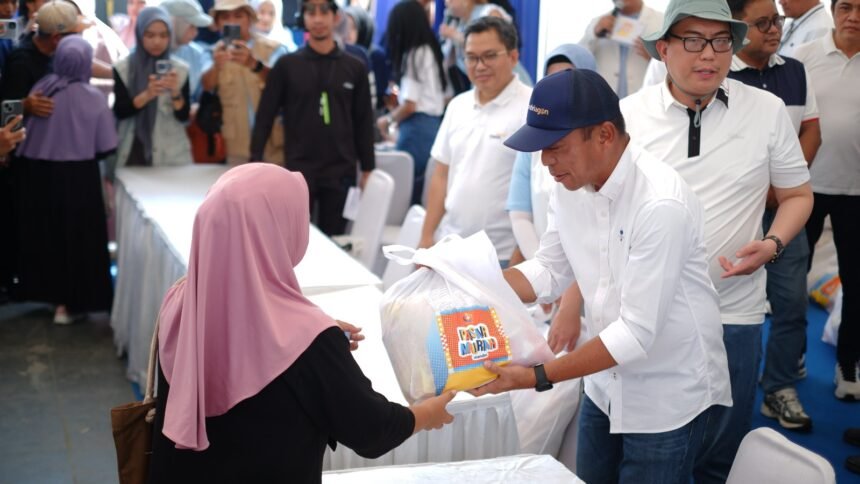 Paket sembako dalam program Pasar Murah Mandiri di Pelataran Balla Lompoa, Gowa, Jumat (10/10/2025). Kegiatan ini menjadi bagian dari perayaan HUT ke-27 Bank Mandiri bertema Sinergi Majukan Negeri.