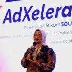 Direktur Utama Telkom Indonesia Dian Siswarini saat memberikan sambutan pada acara AdXelerate Executive Connect yang berlangsung di Jakarta pada Kamis (9/10/2025).