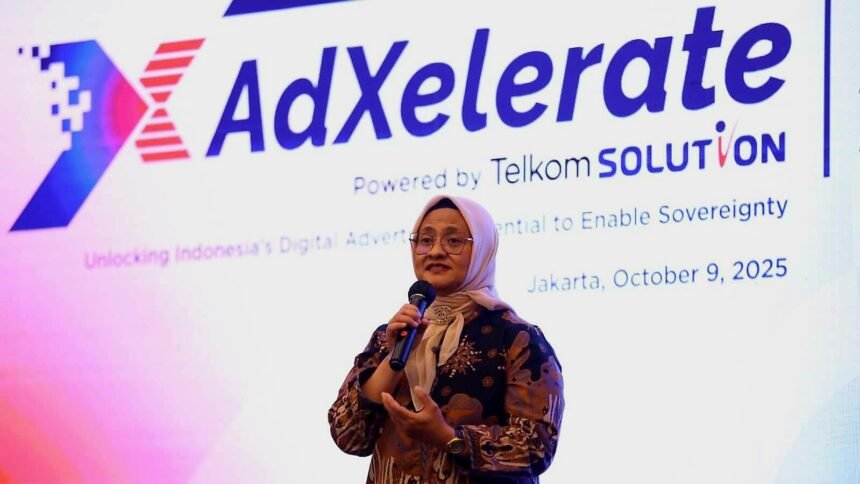 Direktur Utama Telkom Indonesia Dian Siswarini saat memberikan sambutan pada acara AdXelerate Executive Connect yang berlangsung di Jakarta pada Kamis (9/10/2025).