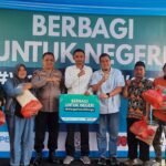 Kapolsek Tamalate bersama PT Pelindo menyalurkan 500 paket sembako kepada warga dalam program “Berbagi untuk Negeri – #WargaPeduliWarga” di Makassar.