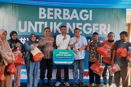 Kapolsek Tamalate bersama PT Pelindo menyalurkan 500 paket sembako kepada warga dalam program “Berbagi untuk Negeri – #WargaPeduliWarga” di Makassar.