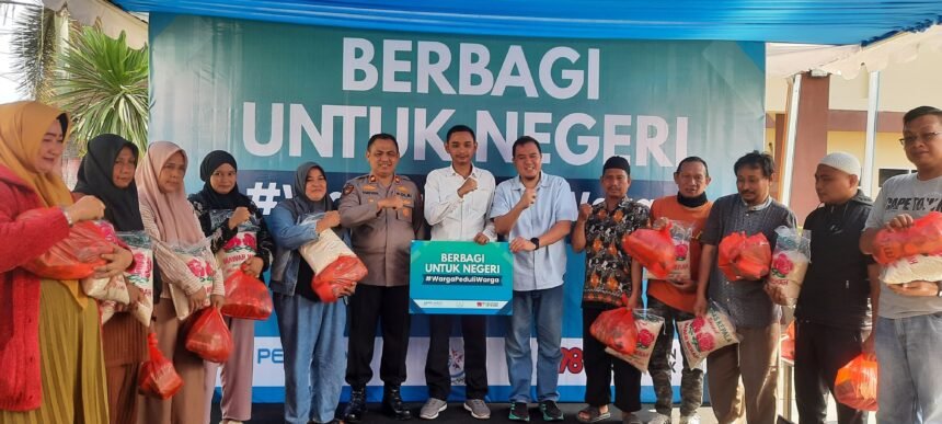 Kapolsek Tamalate bersama PT Pelindo menyalurkan 500 paket sembako kepada warga dalam program “Berbagi untuk Negeri – #WargaPeduliWarga” di Makassar.