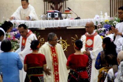Suasana khidmat di Paroki Maria Rosa Mystica Sudiang, diwarnai doa dan sukacita umat dalam misa bersama di Gereja Sudiang, Makassar, (12/10/2025). 