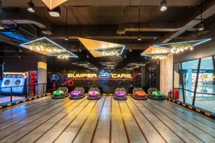 Arena Bumper Cars di salah satu gerai baru Timezone tampil modern dan penuh warna, menjadi daya tarik utama bagi pengunjung yang ingin menikmati keseruan interaktif bersama keluarga dan teman.