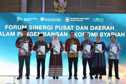 Para pejabat dan pemangku kepentingan berpose bersama usai pembukaan Forum Sinergi Pusat dan Daerah dalam Pengembangan Ekonomi Syariah di Jakarta, bagian dari rangkaian The 12th Indonesia Sharia Economic Festival (ISEF) 2025).