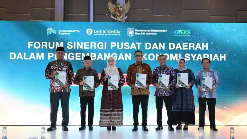 Para pejabat dan pemangku kepentingan berpose bersama usai pembukaan Forum Sinergi Pusat dan Daerah dalam Pengembangan Ekonomi Syariah di Jakarta, bagian dari rangkaian The 12th Indonesia Sharia Economic Festival (ISEF) 2025).