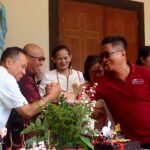 Anselmus A.R. Masiku Ketua Rukun Santo Marselinus Stasi Baji Mangai Paroki. Maria Rosa Mystica Sudiang saat memberi ucapan selamat Ulang tahun kepada Pastor yang baru di lantik RD. Semuel Sirampun dan Vikaris Parokial RD. Bernard Cakra Arung Raya.
