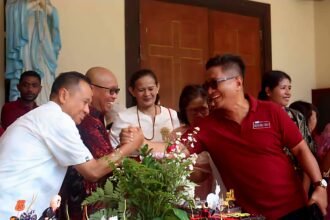 Anselmus A.R. Masiku Ketua Rukun Santo Marselinus Stasi Baji Mangai Paroki. Maria Rosa Mystica Sudiang saat memberi ucapan selamat Ulang tahun kepada Pastor yang baru di lantik RD. Semuel Sirampun dan Vikaris Parokial RD. Bernard Cakra Arung Raya.
