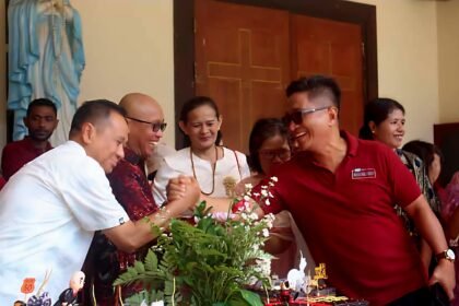 Anselmus A.R. Masiku Ketua Rukun Santo Marselinus Stasi Baji Mangai Paroki. Maria Rosa Mystica Sudiang saat memberi ucapan selamat Ulang tahun kepada Pastor yang baru di lantik RD. Semuel Sirampun dan Vikaris Parokial RD. Bernard Cakra Arung Raya.
