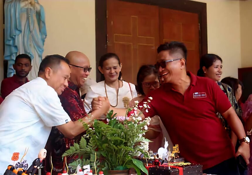 Anselmus A.R. Masiku Ketua Rukun Santo Marselinus Stasi Baji Mangai Paroki. Maria Rosa Mystica Sudiang saat memberi ucapan selamat Ulang tahun kepada Pastor yang baru di lantik RD. Semuel Sirampun dan Vikaris Parokial RD. Bernard Cakra Arung Raya.