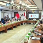 Delegasi Donor Advisory Group IFRC saat melakukan pertemuan dengan jajaran Palang Merah Indonesia di Markas Pusat PMI, Jakarta (13/10/2025), membahas penguatan aksi kemanusiaan berbasis lokal dan kesiapsiagaan bencana.
