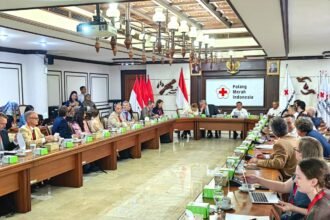 Delegasi Donor Advisory Group IFRC saat melakukan pertemuan dengan jajaran Palang Merah Indonesia di Markas Pusat PMI, Jakarta (13/10/2025), membahas penguatan aksi kemanusiaan berbasis lokal dan kesiapsiagaan bencana.