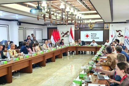 Delegasi Donor Advisory Group IFRC saat melakukan pertemuan dengan jajaran Palang Merah Indonesia di Markas Pusat PMI, Jakarta (13/10/2025), membahas penguatan aksi kemanusiaan berbasis lokal dan kesiapsiagaan bencana.