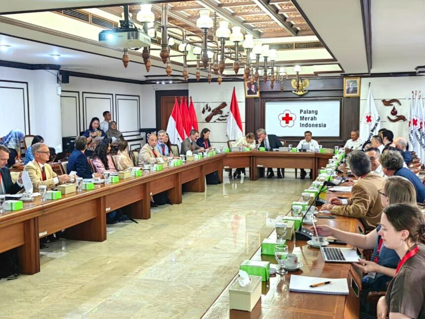 Delegasi Donor Advisory Group IFRC saat melakukan pertemuan dengan jajaran Palang Merah Indonesia di Markas Pusat PMI, Jakarta (13/10/2025), membahas penguatan aksi kemanusiaan berbasis lokal dan kesiapsiagaan bencana.