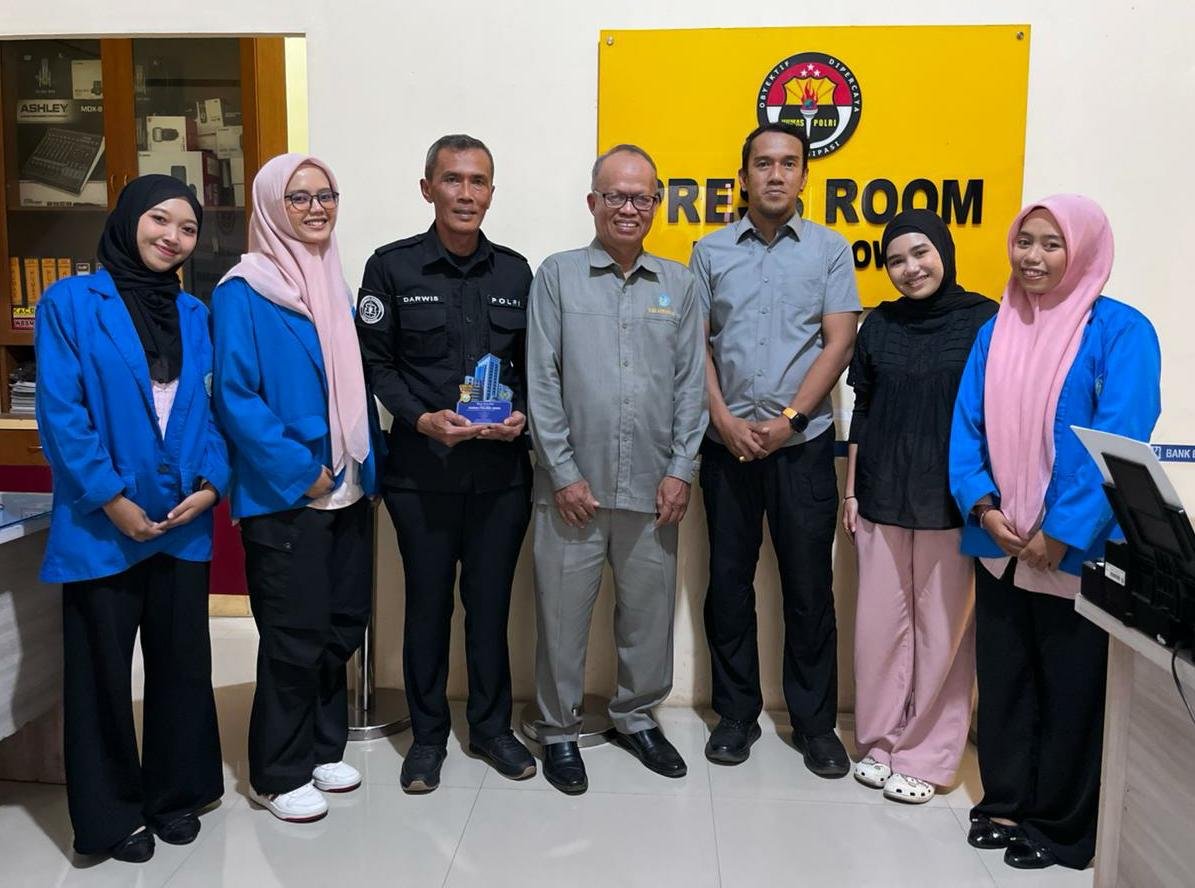 Kolaborasi Kampus dan Kepolisian: Unismuh Makassar Serahkan Plakat Apresiasi ke Humas Polres Gowa 2 IMG 20251014 WA0445