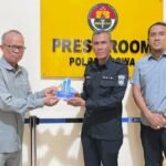 Dosen Pembimbing Lapangan Unismuh Makassar, Dr. Muhammad Yahya, M.Si, menyerahkan plakat apresiasi kepada perwakilan Humas Polres Gowa atas bimbingan selama program magang mahasiswi Ilmu Komunikasi, Selasa (14/10/2025).