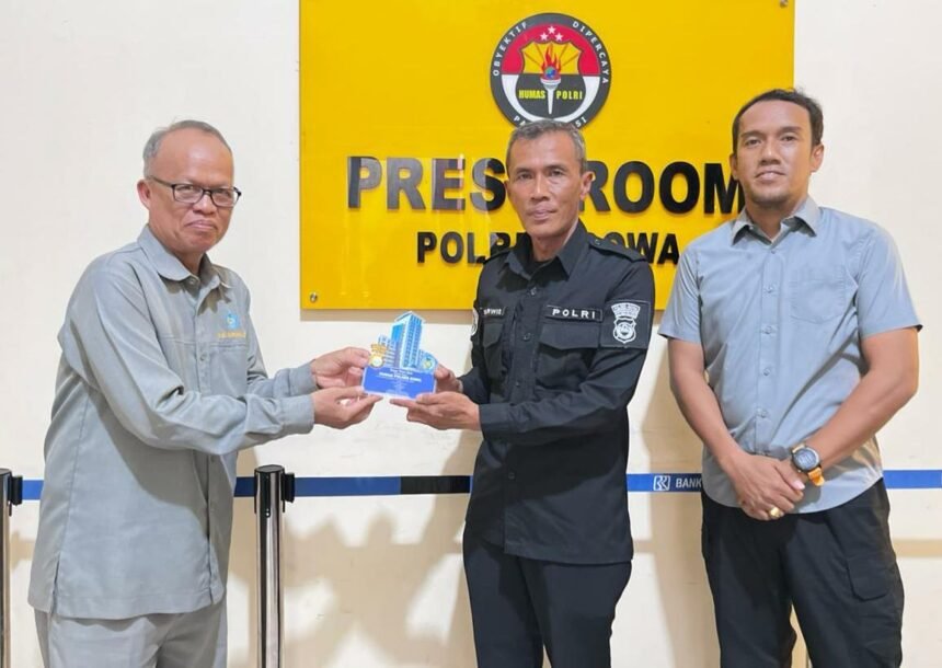Dosen Pembimbing Lapangan Unismuh Makassar, Dr. Muhammad Yahya, M.Si, menyerahkan plakat apresiasi kepada perwakilan Humas Polres Gowa atas bimbingan selama program magang mahasiswi Ilmu Komunikasi, Selasa (14/10/2025).