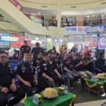 Para anggota dan panitia Badan Seni dan Budaya Kawaru Legend Kiwal Garuda Hitam menghadiri pembukaan kegiatan Tammu Taung ke-4 di Panakkukang Square Makassar, Sabtu (11/10/2025). Acara ini menjadi ajang pelestarian seni dan budaya lokal Sulawesi Selatan.