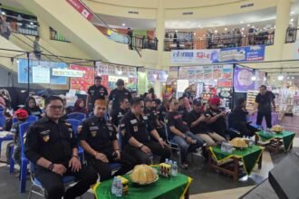 Para anggota dan panitia Badan Seni dan Budaya Kawaru Legend Kiwal Garuda Hitam menghadiri pembukaan kegiatan Tammu Taung ke-4 di Panakkukang Square Makassar, Sabtu (11/10/2025). Acara ini menjadi ajang pelestarian seni dan budaya lokal Sulawesi Selatan.