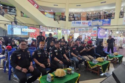 Para anggota dan panitia Badan Seni dan Budaya Kawaru Legend Kiwal Garuda Hitam menghadiri pembukaan kegiatan Tammu Taung ke-4 di Panakkukang Square Makassar, Sabtu (11/10/2025). Acara ini menjadi ajang pelestarian seni dan budaya lokal Sulawesi Selatan.