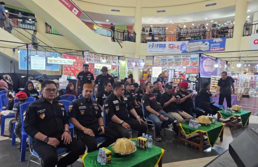 Para anggota dan panitia Badan Seni dan Budaya Kawaru Legend Kiwal Garuda Hitam menghadiri pembukaan kegiatan Tammu Taung ke-4 di Panakkukang Square Makassar, Sabtu (11/10/2025). Acara ini menjadi ajang pelestarian seni dan budaya lokal Sulawesi Selatan.