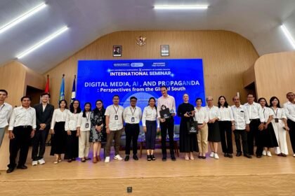 Para pembicara dan peserta Seminar Internasional “Digital Media, AI, and Propaganda: Perspectives from the Global South” berpose bersama usai acara di Auditorium Sri Ajnadewi, Universitas Warmadewa, Denpasar, Senin (13/10/2025).