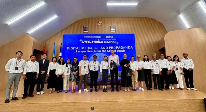 Para pembicara dan peserta Seminar Internasional “Digital Media, AI, and Propaganda: Perspectives from the Global South” berpose bersama usai acara di Auditorium Sri Ajnadewi, Universitas Warmadewa, Denpasar, Senin (13/10/2025).