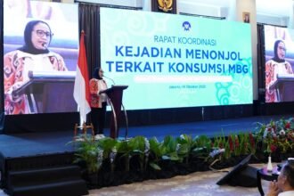 Wakil Kepala BGN, Nanik S. Deyang, menyampaikan arahan dalam Rapat Koordinasi Kejadian Menonjol Terkait Konsumsi MBG di Jakarta, Selasa (14/10/2025). Ia menegaskan bahwa Program Makan Bergizi Gratis bukan proyek bisnis, melainkan bentuk kepedulian Presiden Prabowo terhadap anak-anak Indonesia.