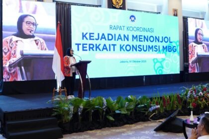 Wakil Kepala BGN, Nanik S. Deyang, menyampaikan arahan dalam Rapat Koordinasi Kejadian Menonjol Terkait Konsumsi MBG di Jakarta, Selasa (14/10/2025). Ia menegaskan bahwa Program Makan Bergizi Gratis bukan proyek bisnis, melainkan bentuk kepedulian Presiden Prabowo terhadap anak-anak Indonesia.
