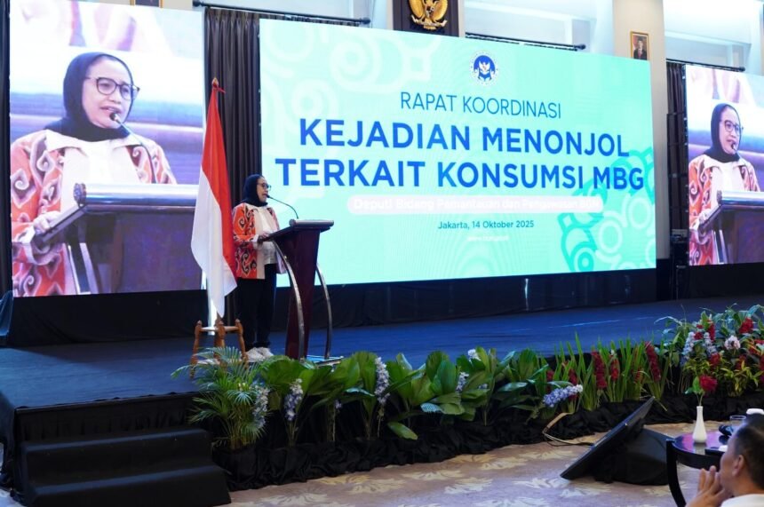 Wakil Kepala BGN, Nanik S. Deyang, menyampaikan arahan dalam Rapat Koordinasi Kejadian Menonjol Terkait Konsumsi MBG di Jakarta, Selasa (14/10/2025). Ia menegaskan bahwa Program Makan Bergizi Gratis bukan proyek bisnis, melainkan bentuk kepedulian Presiden Prabowo terhadap anak-anak Indonesia.
