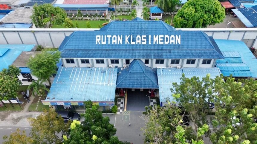 Tampak dari udara gedung Rutan Kelas I Medan, yang baru-baru ini menjadi sorotan publik usai isu peredaran narkoba terbukti tidak berdasar. Pihak rutan menegaskan komitmen mereka terhadap zona integritas dan pengawasan ketat bebas narkoba.