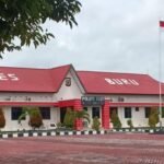 Enam Bulan Kasus Lahan Ahli Waris Wamnebo Mandek, Keluarga Minta Kepastian Gelar Perkara 3 Gedung Polres Pulau Buru, tempat penanganan kasus sengketa lahan ahli waris Wamnebo yang telah enam bulan menunggu kepastian gelar perkara dari Polda Maluku.
