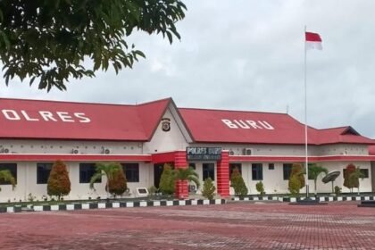Gedung Polres Pulau Buru, tempat penanganan kasus sengketa lahan ahli waris Wamnebo yang telah enam bulan menunggu kepastian gelar perkara dari Polda Maluku.