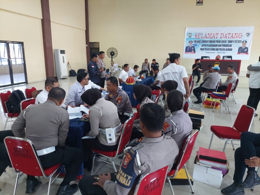 Personel Polres Gowa bersama tim Itwasda Polda Sulsel saat pelaksanaan Audit Kinerja Tahap II Tahun Anggaran 2025 di Aula Rewako Polres Gowa, Rabu (15/10/2025). (hms polres gowa/ho/mp)
