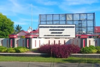 Gedung Polres Pulau Buru, tempat penyidik menunggu kehadiran dua terlapor kasus hibah lahan keluarga Wamnebo di Namlea.