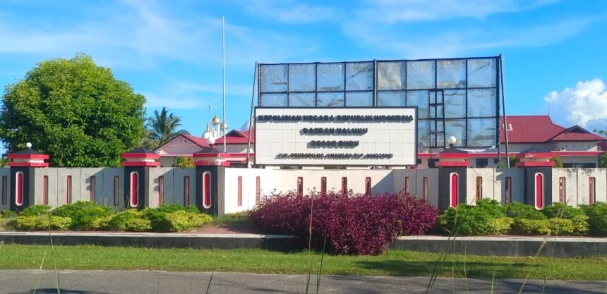 Gedung Polres Pulau Buru, tempat penyidik menunggu kehadiran dua terlapor kasus hibah lahan keluarga Wamnebo di Namlea.