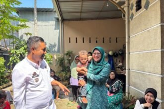Lurah Rappokalling, Ismail Ilho, meninjau Posyandu Nusa Indah 1A di Makassar, Selasa, 15 Oktober 2025. Pemerintah kelurahan menargetkan wilayahnya menuju Zero Stunting.