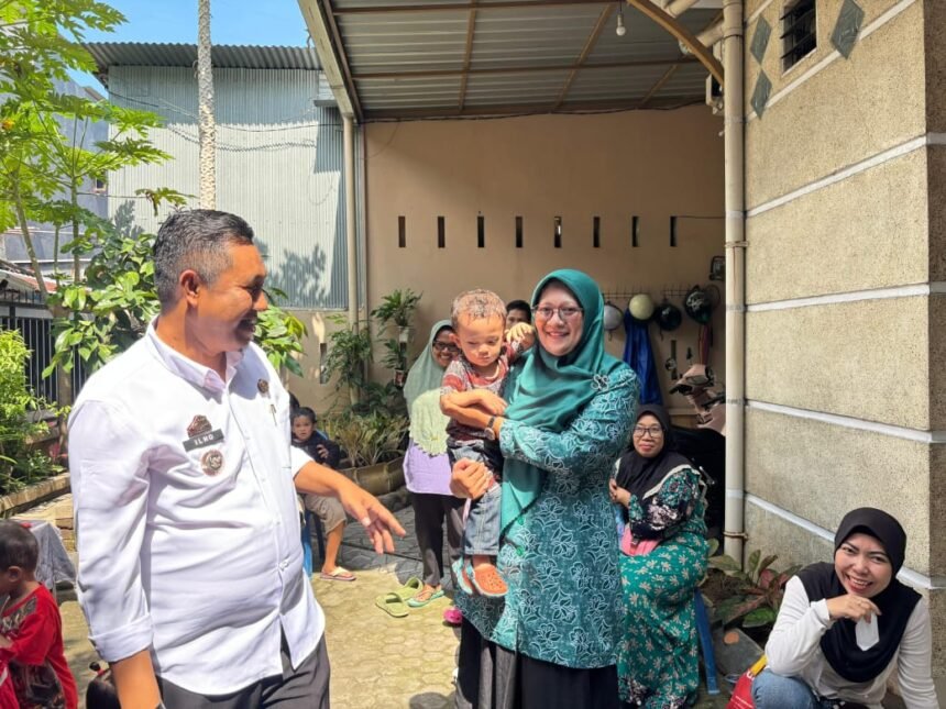 Lurah Rappokalling, Ismail Ilho, meninjau Posyandu Nusa Indah 1A di Makassar, Selasa, 15 Oktober 2025. Pemerintah kelurahan menargetkan wilayahnya menuju Zero Stunting.