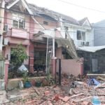 Kerusakan parah tampak di salah satu rumah warga Komplek Taman Palem Lestari, Cengkareng Barat, usai ledakan gas elpiji yang mengguncang kawasan tersebut pada Rabu (15/10/2025).