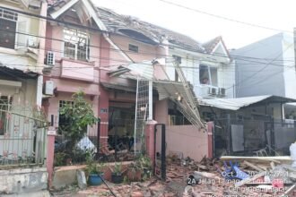 Kerusakan parah tampak di salah satu rumah warga Komplek Taman Palem Lestari, Cengkareng Barat, usai ledakan gas elpiji yang mengguncang kawasan tersebut pada Rabu (15/10/2025).