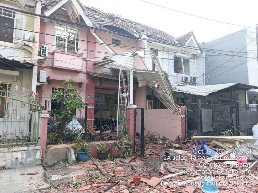Kerusakan parah tampak di salah satu rumah warga Komplek Taman Palem Lestari, Cengkareng Barat, usai ledakan gas elpiji yang mengguncang kawasan tersebut pada Rabu (15/10/2025).