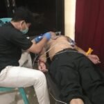 Petugas medis melakukan pemeriksaan EKG kepada personel Polres Gowa dalam kegiatan Rikkes Berkala 2025 di Aula Rewako Wicaksana Laghawa. (hms polres gowa/ho/mediapesan.com)
