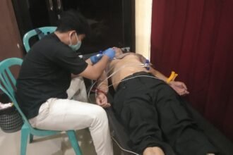 Petugas medis melakukan pemeriksaan EKG kepada personel Polres Gowa dalam kegiatan Rikkes Berkala 2025 di Aula Rewako Wicaksana Laghawa. (hms polres gowa/ho/mediapesan.com)