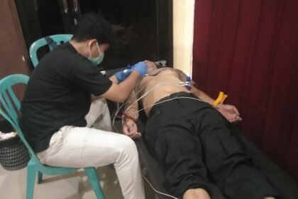 Petugas medis melakukan pemeriksaan EKG kepada personel Polres Gowa dalam kegiatan Rikkes Berkala 2025 di Aula Rewako Wicaksana Laghawa. (hms polres gowa/ho/mediapesan.com)
