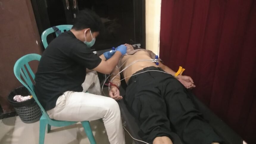 Petugas medis melakukan pemeriksaan EKG kepada personel Polres Gowa dalam kegiatan Rikkes Berkala 2025 di Aula Rewako Wicaksana Laghawa. (hms polres gowa/ho/mediapesan.com)