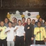 Kebersamaan penuh sukacita — Pastor Albert Arina, Pr, merayakan ulang tahun ke-57 di Baruga Kare Makassar bersama para aktivis, ormas Katolik, dan sahabat lintas komunitas. (paul/mediapesan.com)